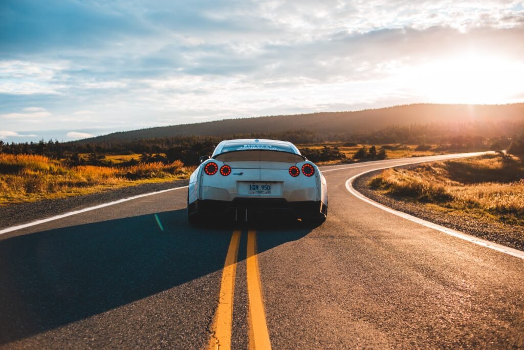 coche carretera atardecer